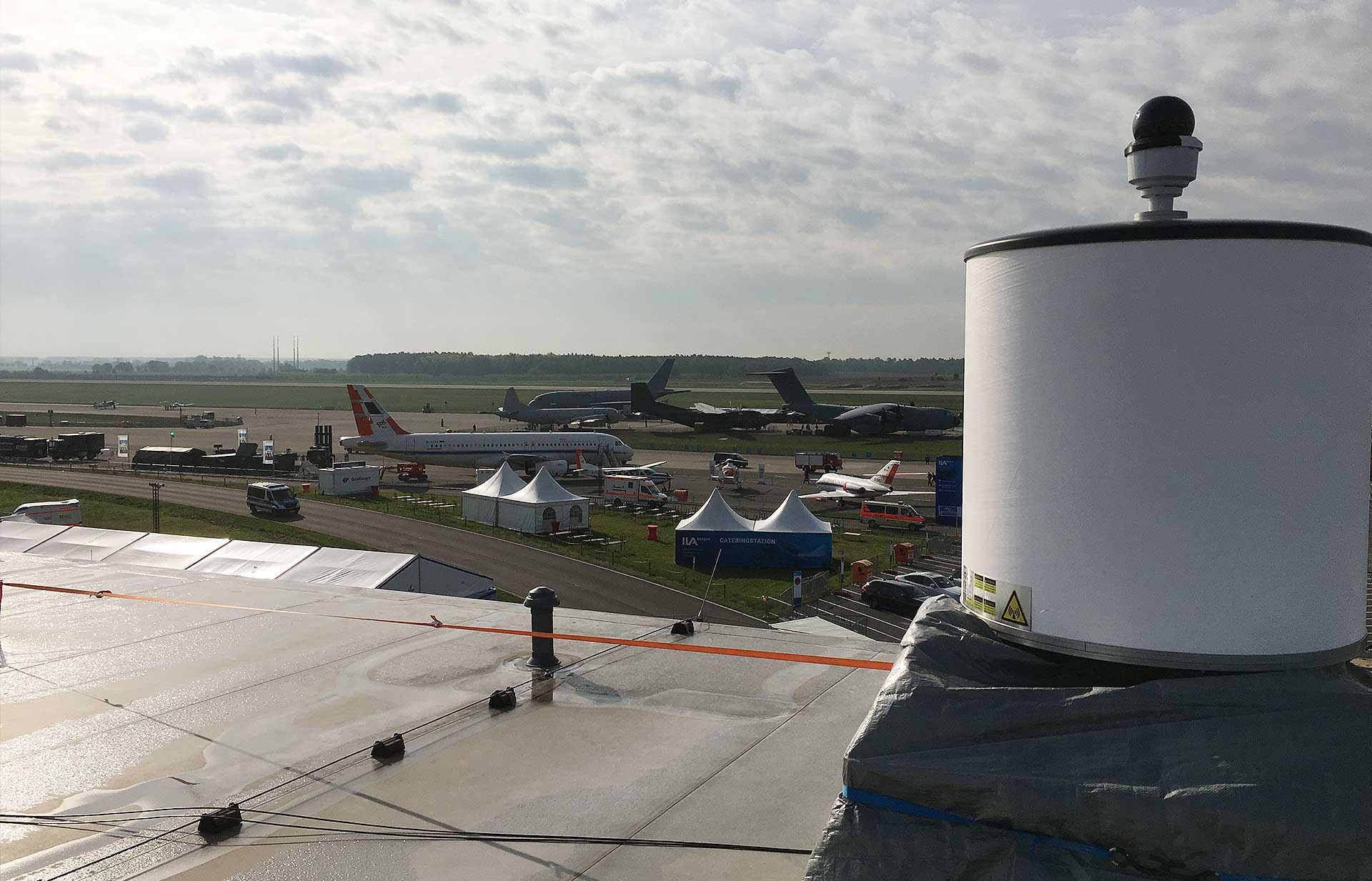 ELVIRA drone detection radar integrated in the Guardian Modular Drone Defence System, overlooking an airport